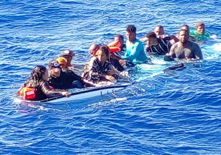 Armada rescata 16 personas tras zozobrar embarcación de viaje ilegal