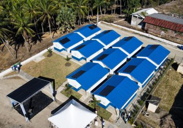 Neney Cabrera entrega primeras ECO-VIVIENDAS con paneles solares en Cayetano Germosén