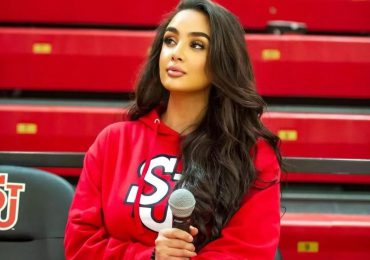 Denise Gonxalez primera dominicana en ser host en un juego baloncesto universitario