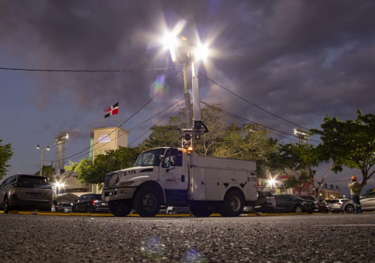 VIDEO|Edesur coloca luminarias y supervisa alumbrado en entorno Estadio Quisqueya