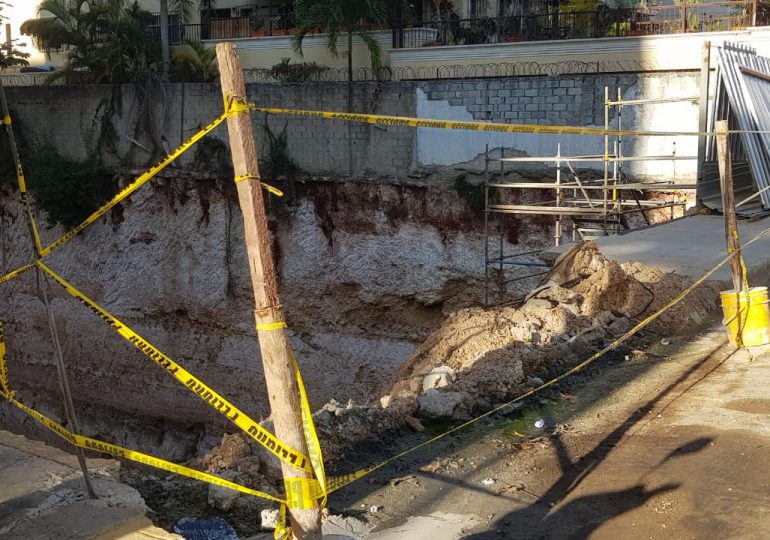 VIDEO|Excavación al aire libre pone en peligro seguridad personas en el Evaristo Morales