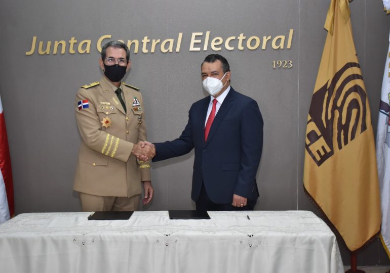 JCE y Ministerio de Defensa firman convenio y coordinan operativos de cedulación para militares