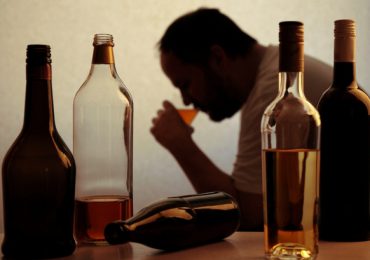 El consumo de alcohol a niveles peligrosos aumentó con la pandemia en el Reino Unido