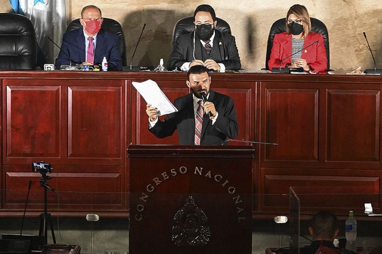 Congreso hondureño con dos presidentes en crisis previa a asunción de Castro