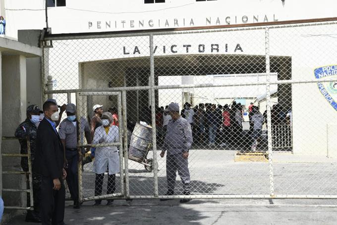 Tres muertos y nueve heridos tras motín en cárcel La Victoria