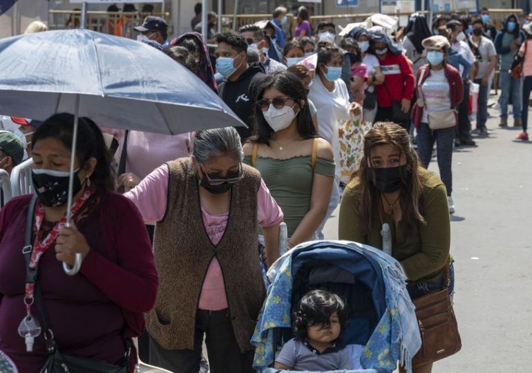 Contagios en tercera ola de pandemia se desaceleran en Perú, pero decesos suben