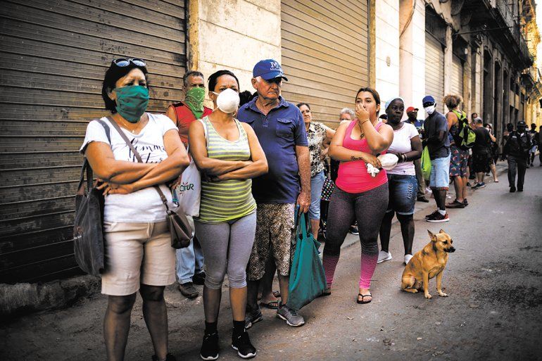 Las filas, el viacrucis que consume en vida a los cubanos para abastecer despensas