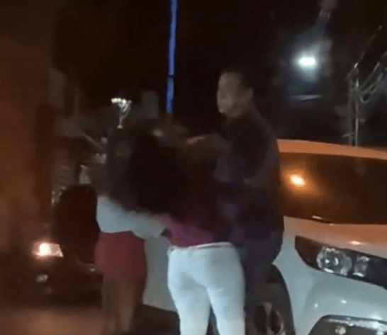 VIDEO | Policía Nacional tras la pista de individuo chocó y golpeó a una mujer en Baní