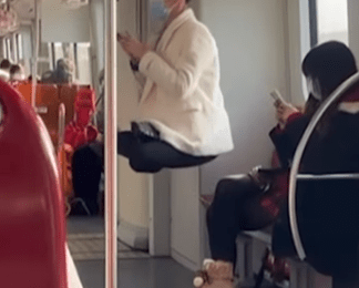VIDEO | Una mujer rusa se balancea sujetada por su cabello en el metro de China