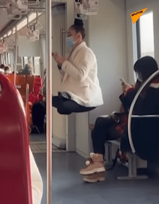 VIDEO | Una mujer rusa se balancea sujetada por su cabello en el metro de China
