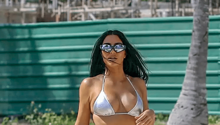 Kim Kardashian posa en microbikini y deja poco a la imaginación