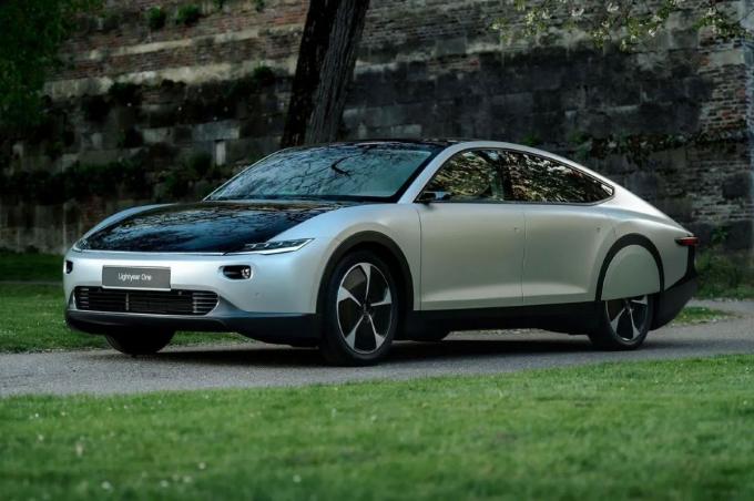 Tesla contra las cuerdas: nuevo coche eléctrico con paneles solares y 30 días de autonomía