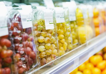 Francia prohíbe los envases de plástico para frutas y verduras