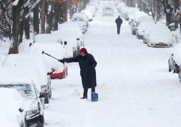 Miles de vuelos cancelados por la tormenta de nieve que azota el noreste de EEUU