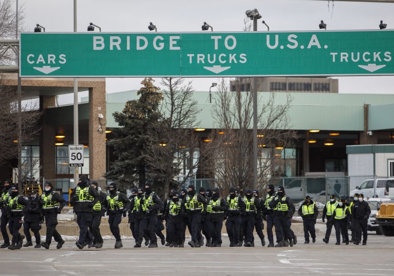 Policía toma posiciones para desalojar protesta en puente fronterizo en Canadá