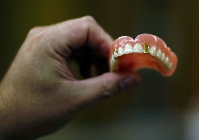 Turista británico recupera dentadura perdida en España hace 11 años