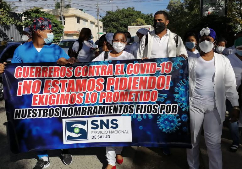 VIDEO | Enfermeras del hospital Luis Eduardo Aybar realizan un piquete frente al Palacio Nacional exigiendo nombramientos
