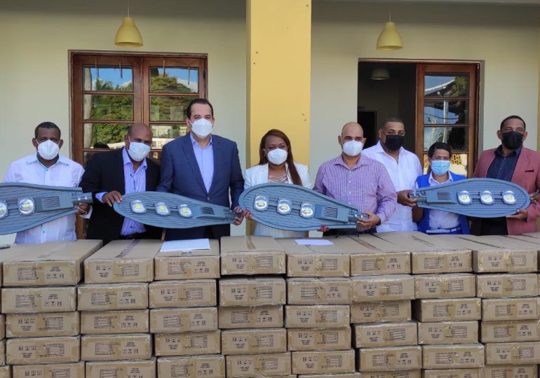 Consorcio CAEI dona 117 lámparas a gobernación de San Pedro de Macorís y a alcaldes de cinco municipios