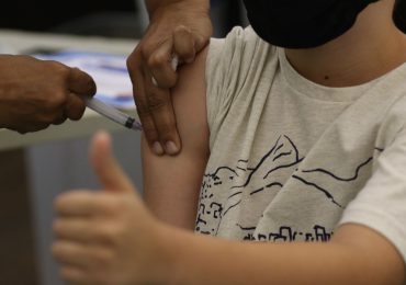 Niños de cinco a 12 años serán vacunados con "Coronavac", según Salud Pública