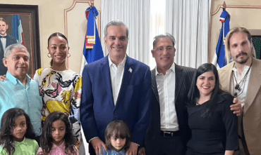 Zoe Saldaña visita al presidente Abinader en el Palacio Nacional