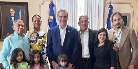 Zoe Saldaña visita al presidente Abinader en el Palacio Nacional