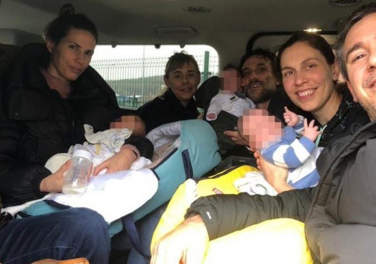 Cinco familias argentinas con sus bebés logran salir de Ucrania