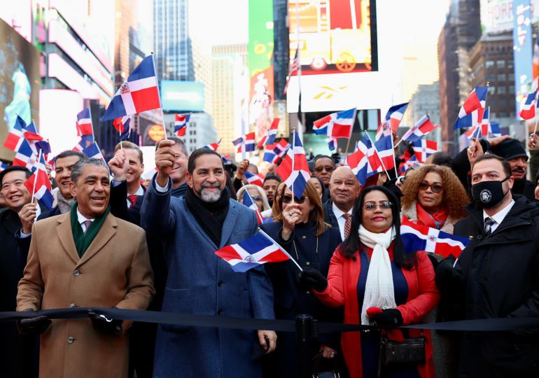 Dominicanos celebran desde Times Square el aniversario 178 de la Independencia Nacional