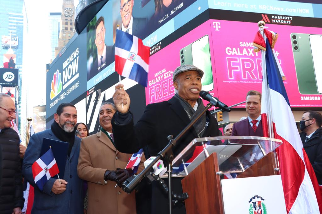 Dominicanos Celebran Desde Times Square El Aniversario 178 De La