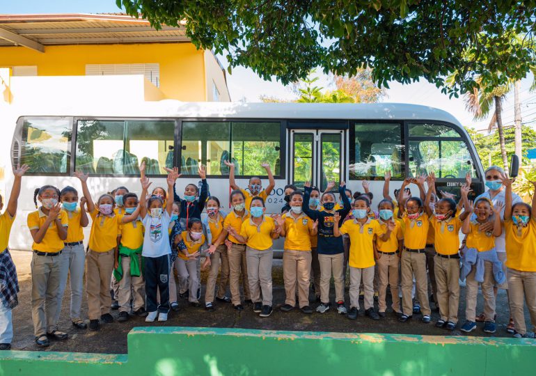 Ministro Paliza visita Hogar Escuela Luisa Ortea en Puerto Plata y entrega autobús para estudiantes