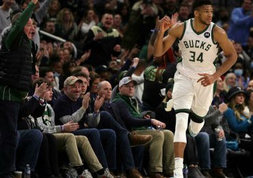 Giannis se desborda con 50 puntos y los Celtics aumentan racha de triunfos