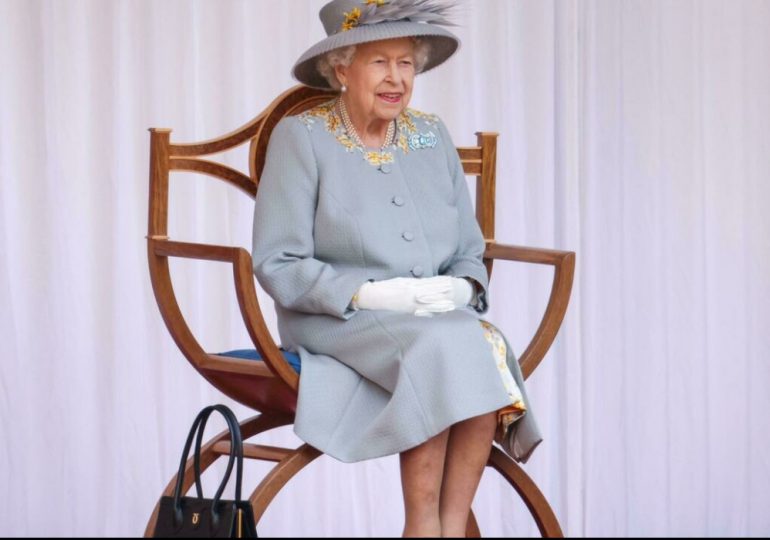 Reina Isabel II, enferma con coronavirus, suspende compromisos del martes