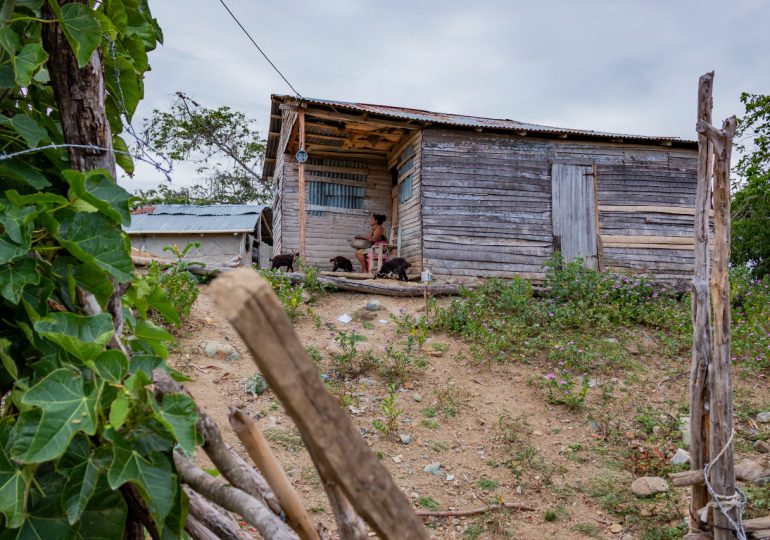 EDESUR electrifica remota comunidad de Gajo Largo, tras 20 años sin el servicio
