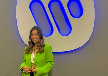 Adriana Torrón firma con Warner Music Latina