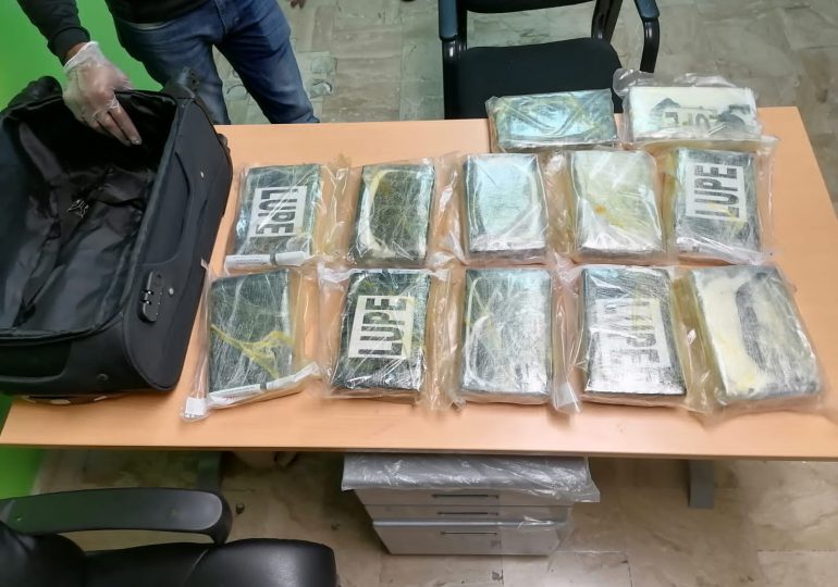 Arrestan a un arubeño con 18 paquetes de cocaína en aeropuerto de Punta Cana