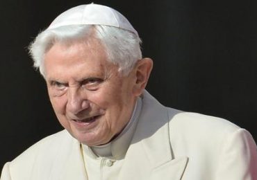 Benedicto XVI pide "perdón" a víctimas de abusos pero niega haber encubierto a sacerdotes