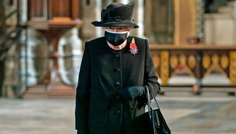 La reina Isabel II de Inglaterra contrajo covid-19 con síntomas "leves"