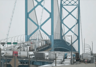 Protesta de camioneros por restricciones Covid bloquea puente comercial de Canadá  a EEUU
