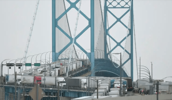Protesta de camioneros por restricciones Covid bloquea puente comercial de Canadá  a EEUU