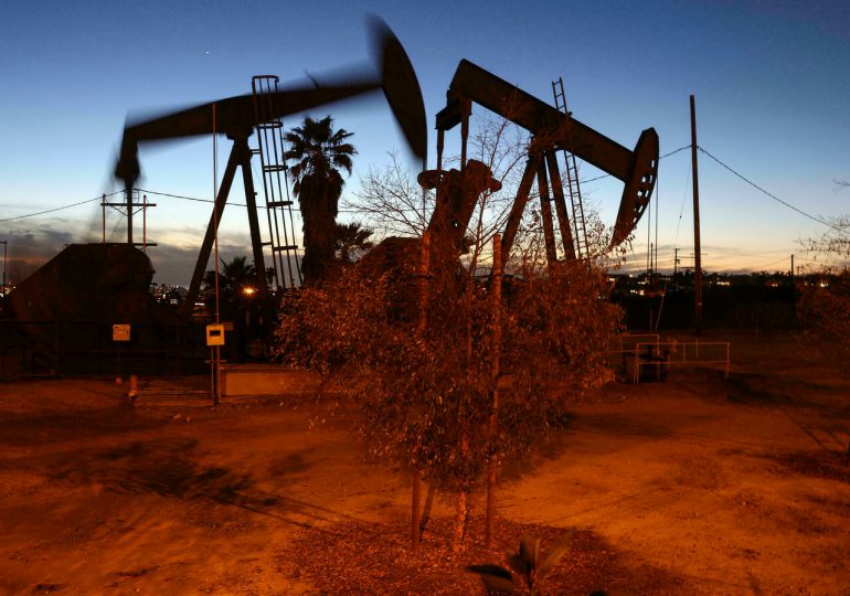 Crisis de Ucrania desafía cautela de industria petrolera ante altos precios