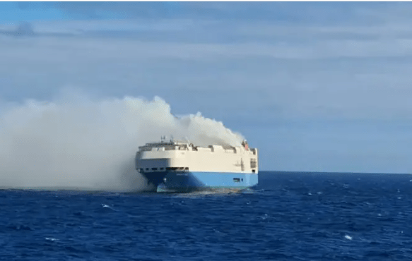 Socorren a 22 tripulantes de buque incendiado en el archipiélago portugués de Azores