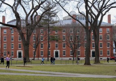 Alumnas demandan a Harvard por ignorar acoso sexual de un profesor