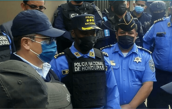 Expresidente Hernández se entrega a la policía tras pedido de extradición de EEUU