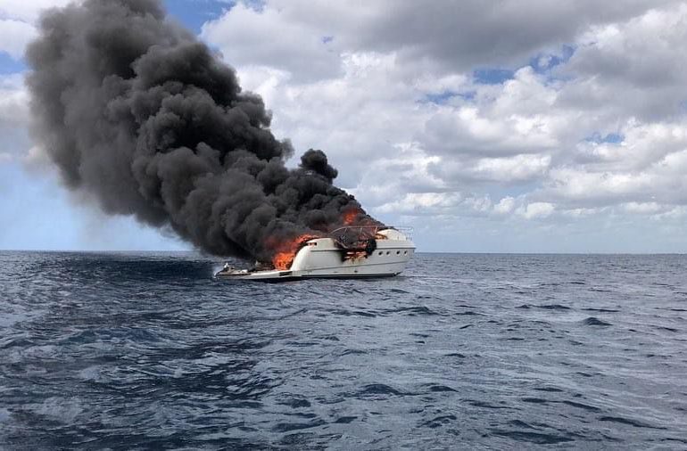 Armada rescata 12 personas de embarcación que se incendió entre Boca de Chavón y Bayahíbe