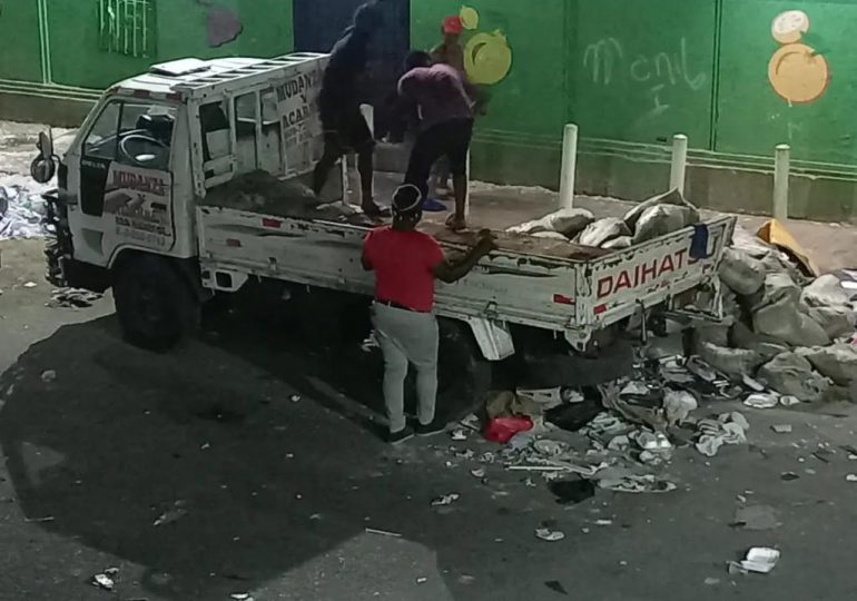 Desaprensivos aprovechan hora nocturna para arrojar basura en plena calle