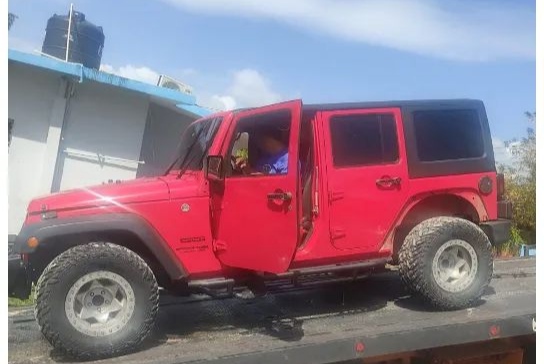 Policía investiga y saca jeep del Mar Caribe en Juan Dolio