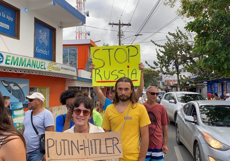 Ucranianos en RD marchan en Samaná "Rusia paren la guerra"