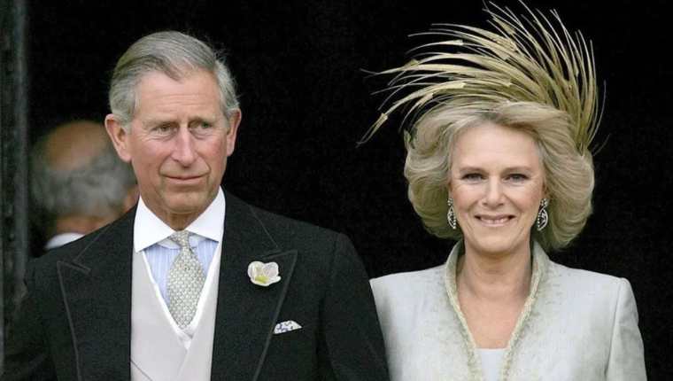 La esposa del príncipe Carlos, Camilla, da positivo al Covid-19