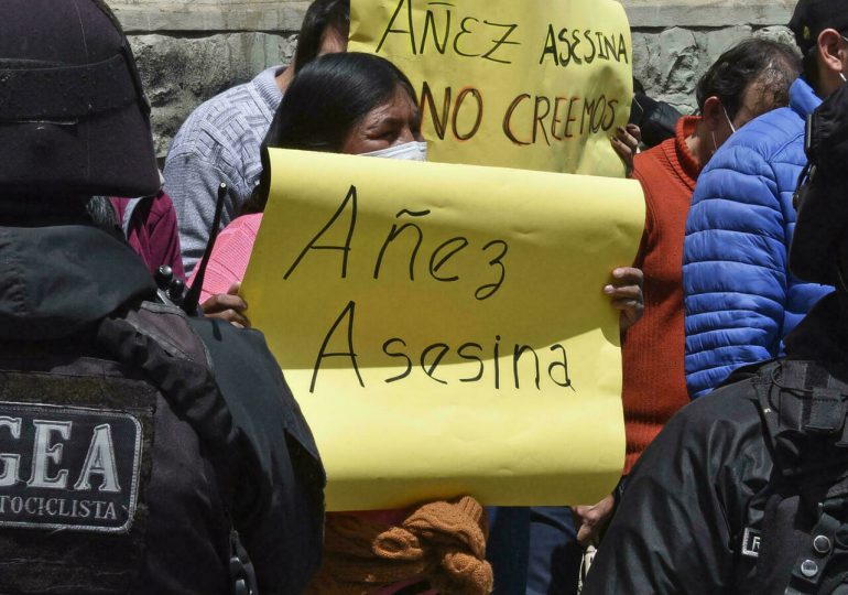 Manifestantes impiden hospitalización de expresidenta de Bolivia en huelga de hambre