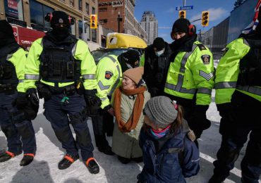 Policía de Canadá interviene protesta en Ottawa y detiene a más de 100 manifestantes