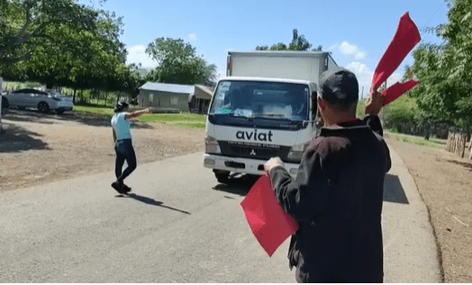 VIDEO|Maestros y conserjes piden en retén para reparaciones en escuela de Dajabón